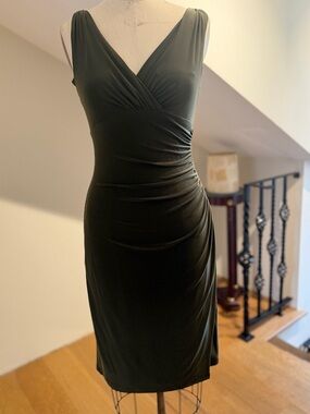 Lauren Ralph Lauren Dark Green Sleeveless V‑Neck Ruched Sheath Midi Dress